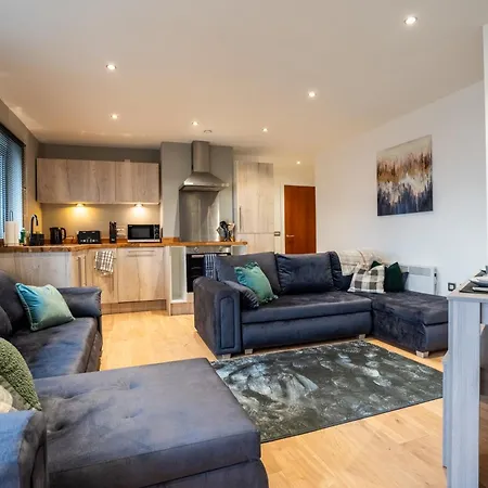 Modern 2br With Balcony - Sleeps 8 * Λιντς