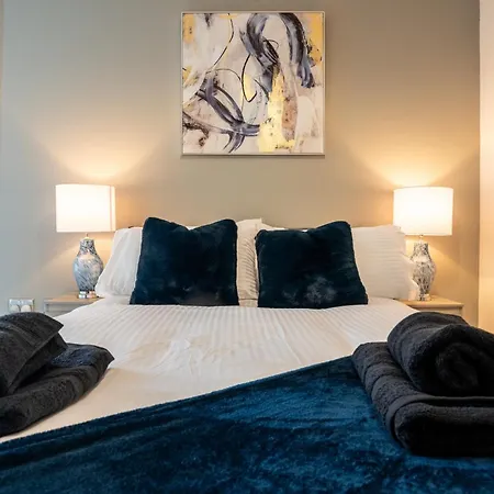 Modern 2br With Balcony - Sleeps 8 Λιντς