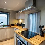 Modern 2br With Balcony - Sleeps 8 Apartment Leeds (West Yorkshire)