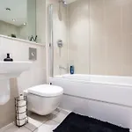Apartment Modern 2br With Balcony - Sleeps 8