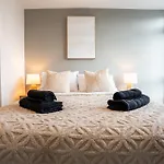 Modern 2br With Balcony - Sleeps 8 Apartment *