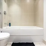 Apartment Modern 2br With Balcony - Sleeps 8
