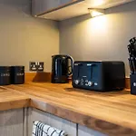Modern 2br With Balcony - Sleeps 8