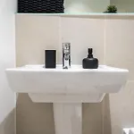 Apartment Modern 2br With Balcony - Sleeps 8