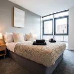 Modern 2br With Balcony - Sleeps 8 Apartment *