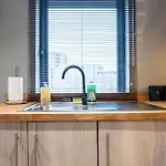 Modern 2br With Balcony - Sleeps 8 Apartment