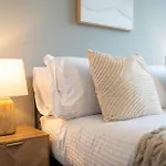 Modern 2br With Balcony - Sleeps 8
