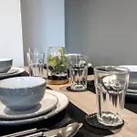 Modern 2br With Balcony - Sleeps 8 *