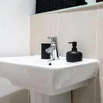 Modern 2br With Balcony - Sleeps 8 Apartment
