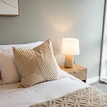 Apartment Modern 2br With Balcony - Sleeps 8 *