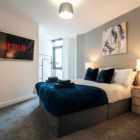 Modern 2br With Balcony - Sleeps 8 *