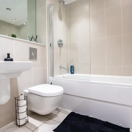 Apartment Modern 2br With Balcony - Sleeps 8