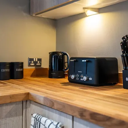 Modern 2br With Balcony - Sleeps 8