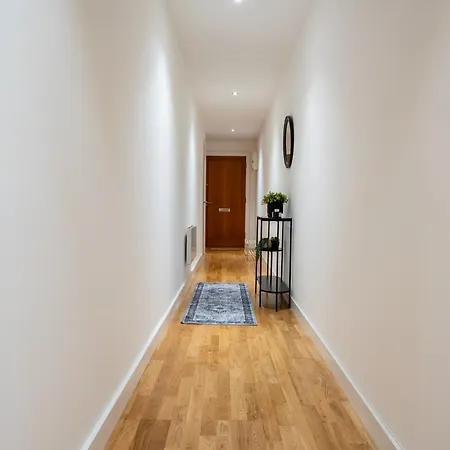 Modern 2br With Balcony - Sleeps 8 Apartment