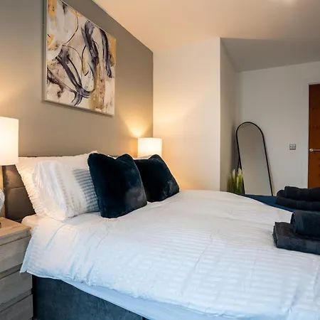 Modern 2br With Balcony - Sleeps 8