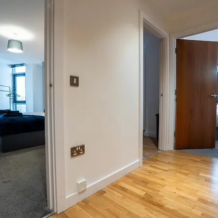 Modern 2br With Balcony - Sleeps 8 Apartment Leeds (West Yorkshire)