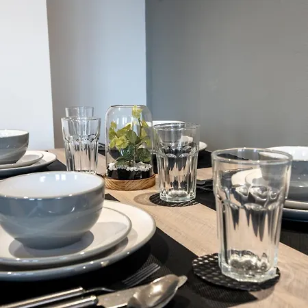 Modern 2br With Balcony - Sleeps 8 *