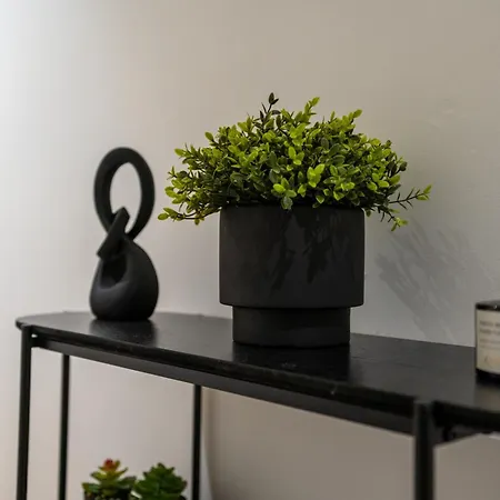 Modern 2br With Balcony - Sleeps 8 Apartment *