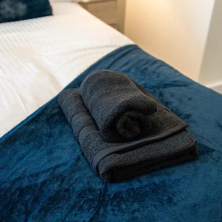 Modern 2br With Balcony - Sleeps 8 *