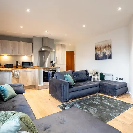 Modern 2br With Balcony - Sleeps 8 *