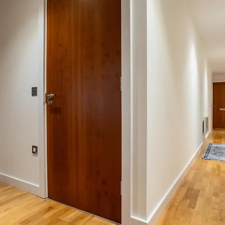Modern 2br With Balcony - Sleeps 8 Apartment *