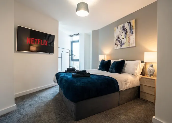 Modern 2br With Balcony - Sleeps 8 *