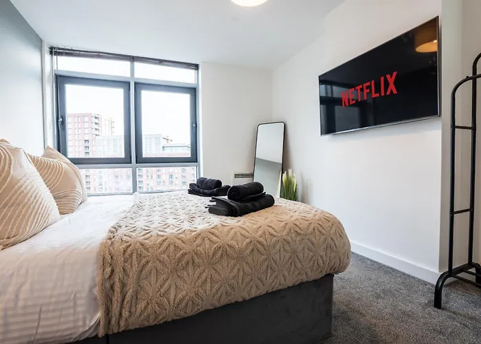 Modern 2br With Balcony - Sleeps 8 Apartment