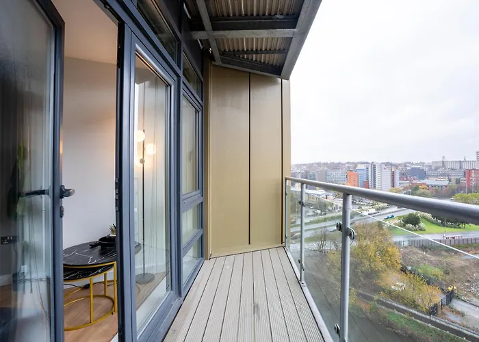 Modern 2br With Balcony - Sleeps 8 Apartment