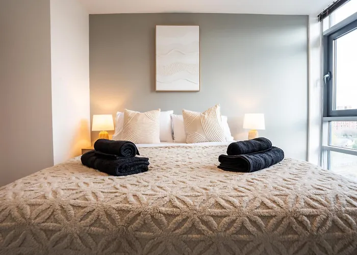 Modern 2br With Balcony - Sleeps 8 Apartment *