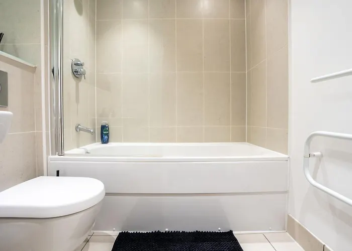 Apartment Modern 2br With Balcony - Sleeps 8