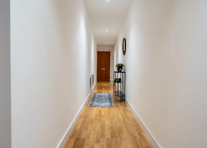 Modern 2br With Balcony - Sleeps 8 Apartment