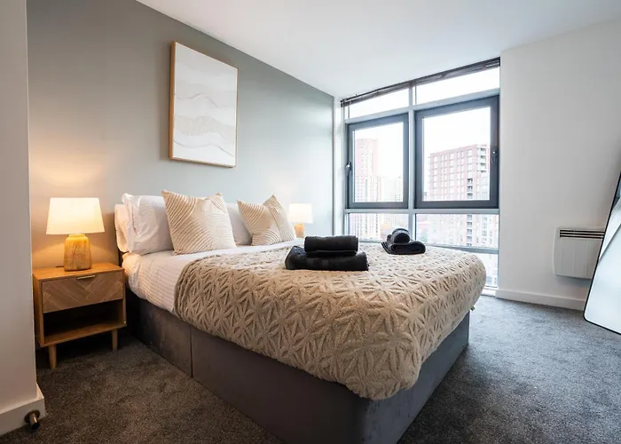 Modern 2br With Balcony - Sleeps 8 Apartment *