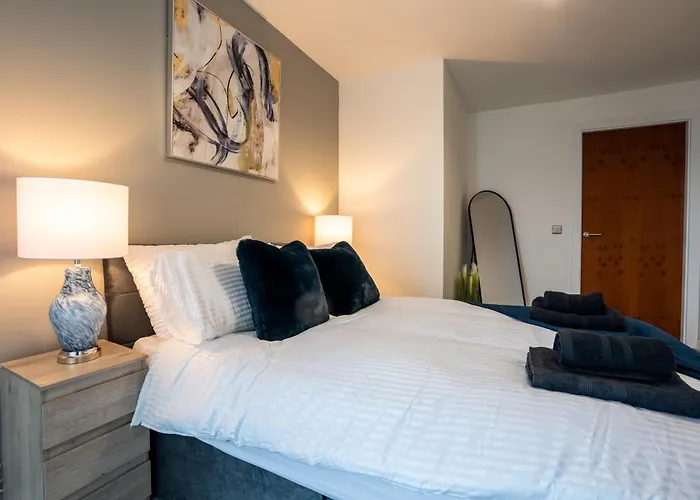 Modern 2br With Balcony - Sleeps 8