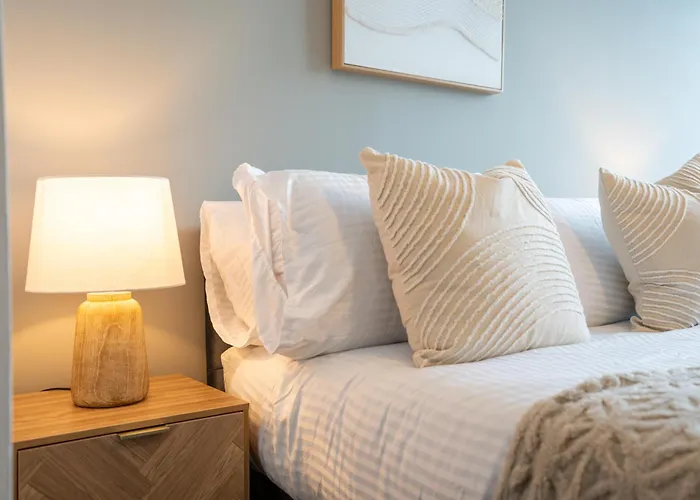 Modern 2br With Balcony - Sleeps 8