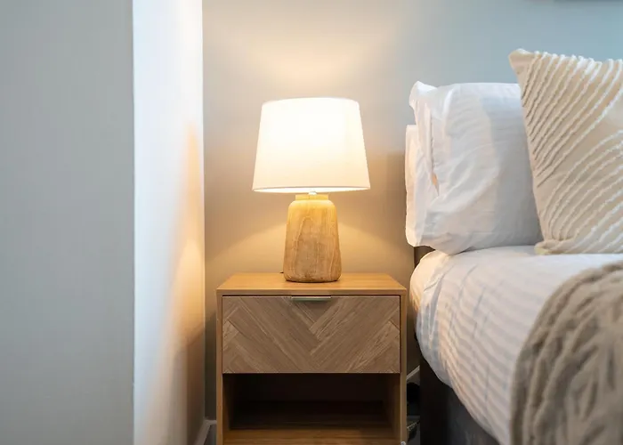 Modern 2br With Balcony - Sleeps 8 Apartment *