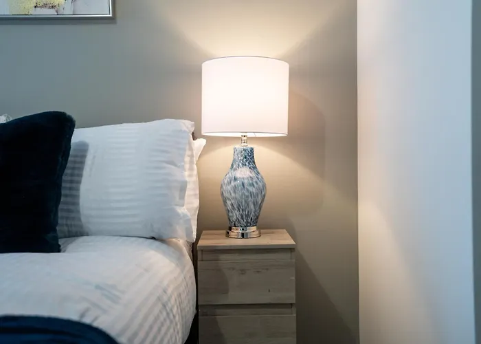 Modern 2br With Balcony - Sleeps 8