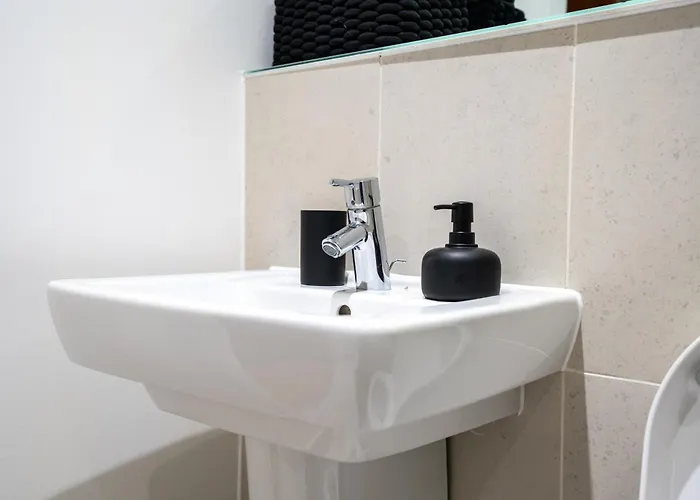 Modern 2br With Balcony - Sleeps 8 Apartment