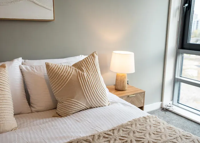 Apartment Modern 2br With Balcony - Sleeps 8 *