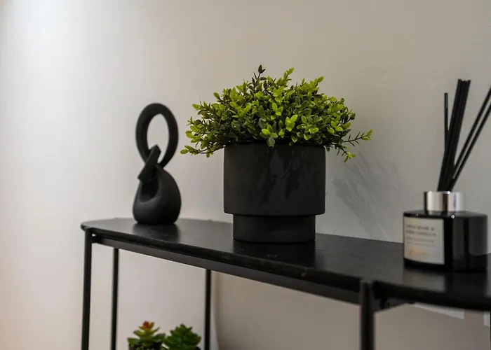 Modern 2br With Balcony - Sleeps 8 Apartment *