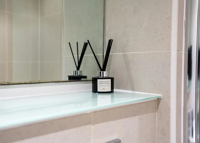 Modern 2br With Balcony - Sleeps 8 Apartment *