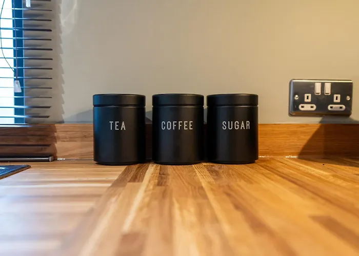 Modern 2br With Balcony - Sleeps 8 *