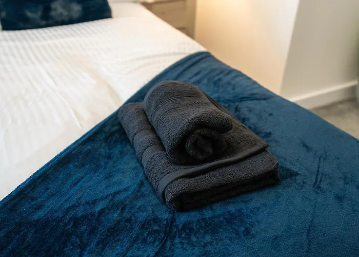 Modern 2br With Balcony - Sleeps 8 *