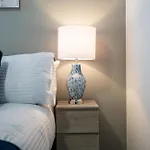 Modern 2br With Balcony - Sleeps 8