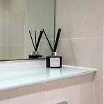 Modern 2br With Balcony - Sleeps 8 Appartamento *