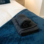 Modern 2br With Balcony - Sleeps 8 *