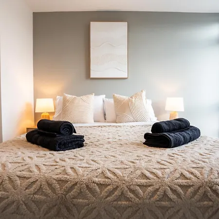Modern 2br With Balcony - Sleeps 8 شقة *