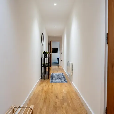 Modern 2br With Balcony - Sleeps 8 * ليدز