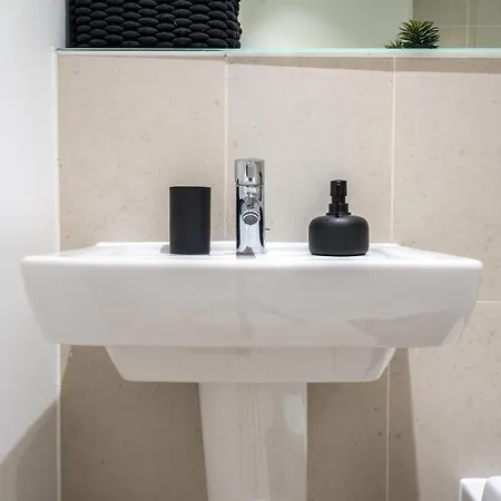 Lägenhet Modern 2br With Balcony - Sleeps 8