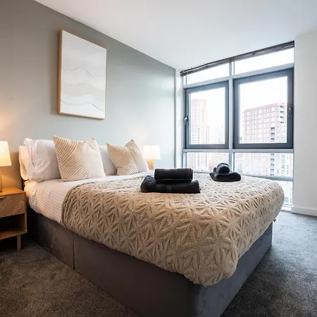 Modern 2br With Balcony - Sleeps 8 شقة *