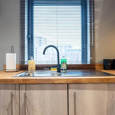 Modern 2br With Balcony - Sleeps 8 Lägenhet